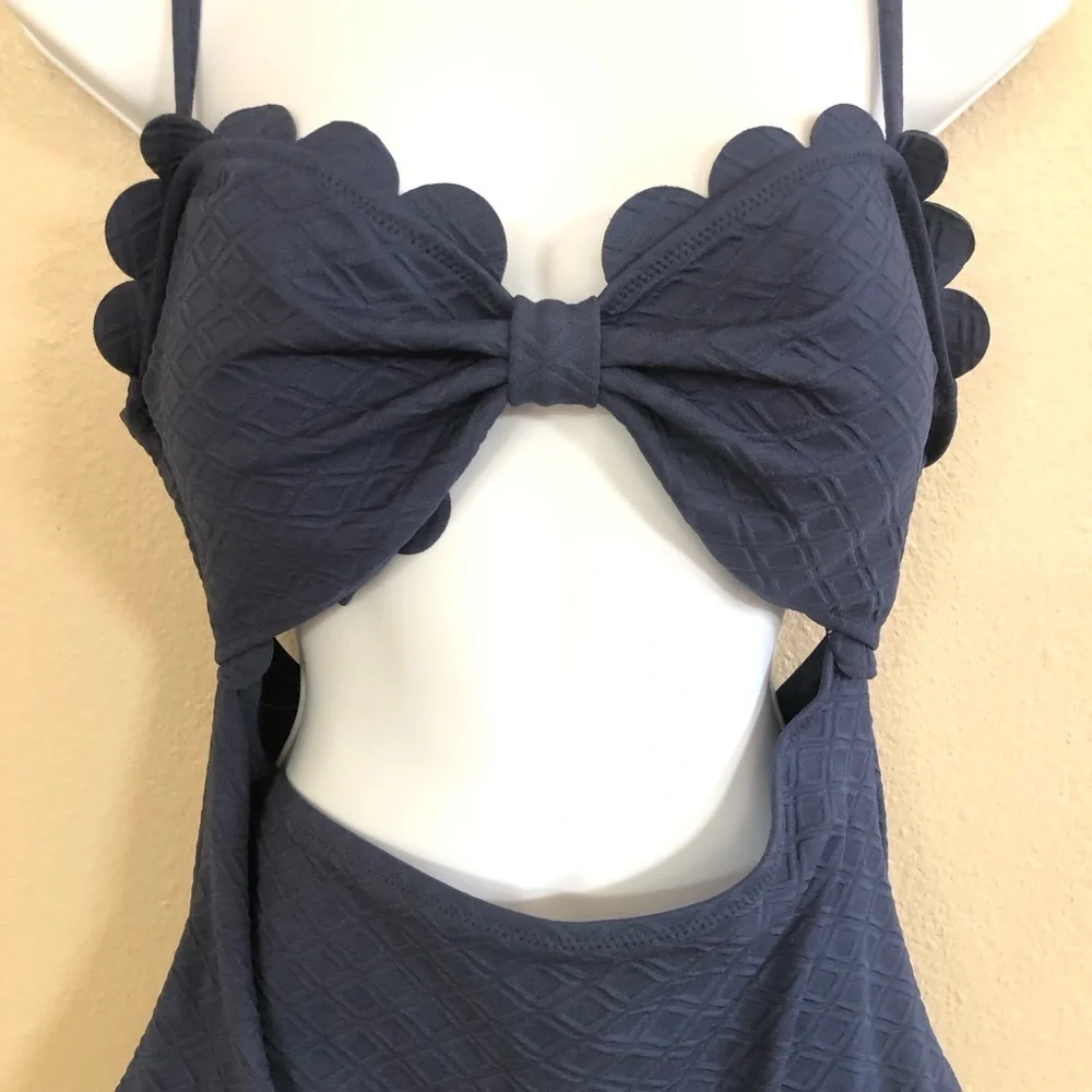 Cupshe Women’s Cutout Scallop Trim Texturized One Piece Swimsuit Size XL
